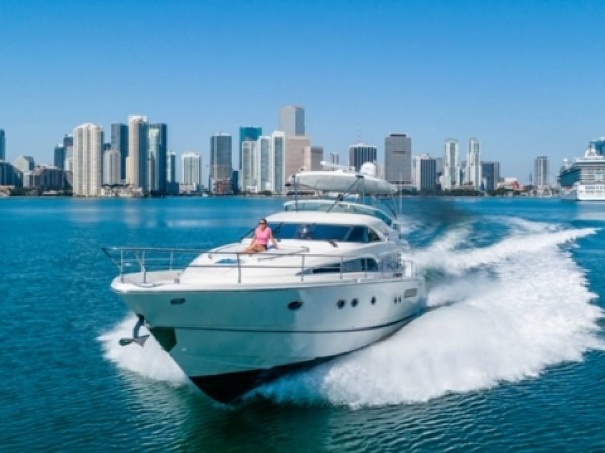 65' Fairline - Yacht Rental in Hollywood, Florida