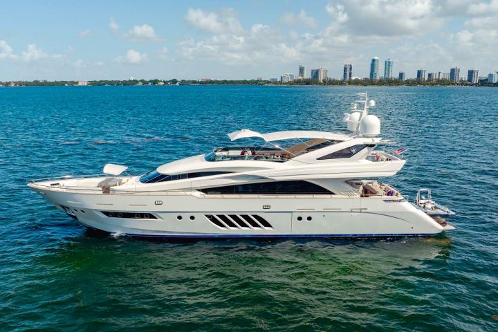 100' Dominator - Yacht Rental in Miami Beach, Florida